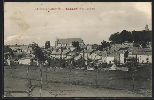 AK Lauzon /Lot-et-Garonne, Vue générale du village et de l`église