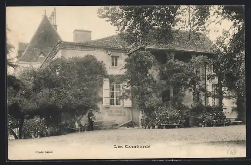 AK Les Combords, Vue de la maison entourée de verdure et d`arbres
