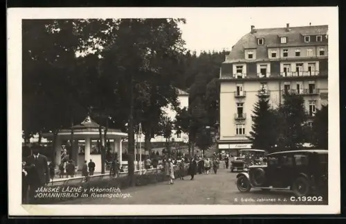 AK Johannisbad im Riesengebirge, Strassenpartie mit Pavillon u. Geschäftshaus
