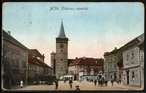 AK Jitschin-Gitschin-Jicin, Zizkovo námesti, Strassenpartie mit Leuten und Kirche