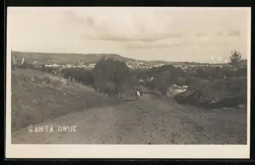 AK Santa Cruz, Strassenpartie mit Blick auf die Stadt
