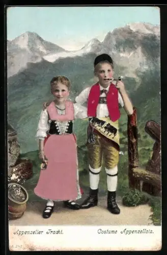 AK niedliches Kinderpaar in Appenzeller Tracht vor einer Gebirgskulisse stehend