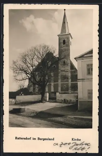 AK Rattersdorf im Burgenland, Kirche mit Gräbern und Nachbargebäude