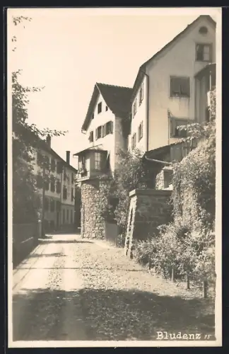 AK Bludenz, Strassenpartie mit Mauerfundamenten, Haus mit Vorbau