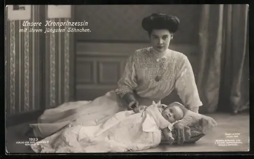 AK Kronprinzessin Cecilie mit ihrem jüngsten Sohn