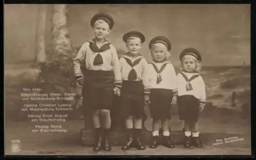 AK Erbgrossherzog Friedrich Franz von Mecklenburg mit den kleinen Geschwistern