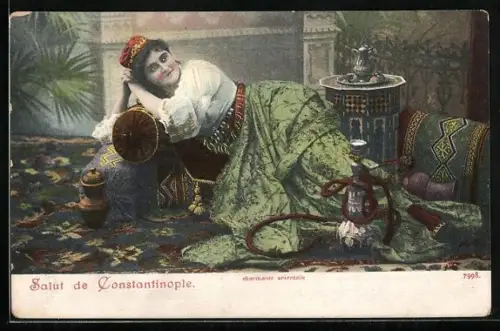 AK Constantinople, Charmante orientale, Türkin mit Wasserpfeife