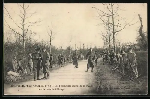AK Montfort-sur-Meu, Les prisonniers Allemands au travail sur la route de l`Abbaye