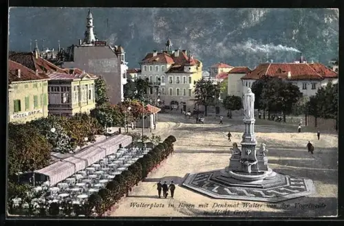 AK Bozen, Walterplatz mit Denkmal Walters von der Vogelweide und Hotel Greif, Passanten