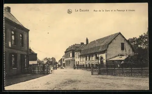 AK La Bassée, Rue de la Gare et la Passage á niveau
