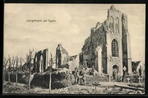 AK Langemark vor Ypern, Soldaten und frische Soldatengräber vor Kirchenruine