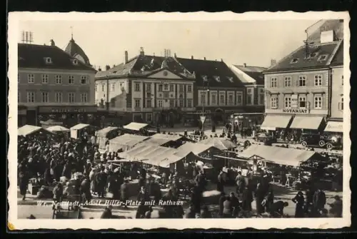 AK Wr. Neustadt, Platz mit Notariat, Marktstände am Markttag