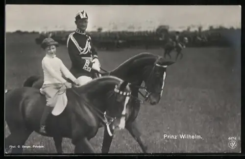 AK Prinz Wilhelm, Kinderfoto des ältesten Sohnes des Kronprinzenpaares zu Pferde beim Besuch eines Husaren-Rgmts.