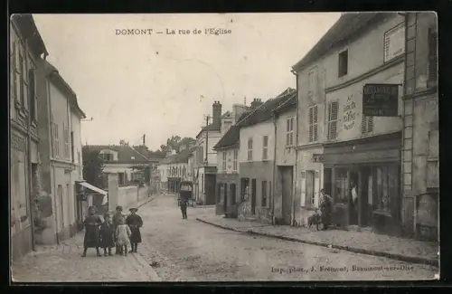 AK Domont, La rue de l`Église avec passants et boutiques
