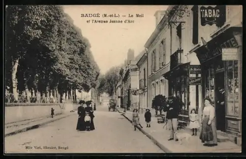 AK Baugé /M.-et-L., Le Mail et l`Avenue Jeanne d`Arc