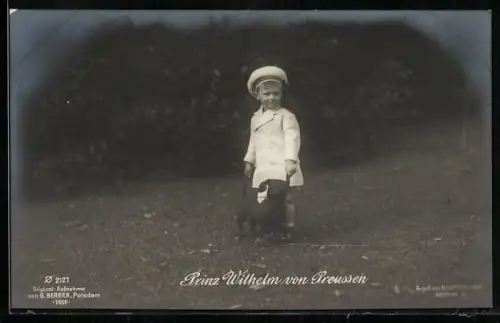 AK Prinz Wilhelm von Preussen, im Park mit seinem Dackel