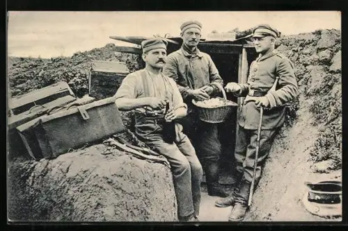AK Soldaten mit Lebensmitteln im Schützengraben