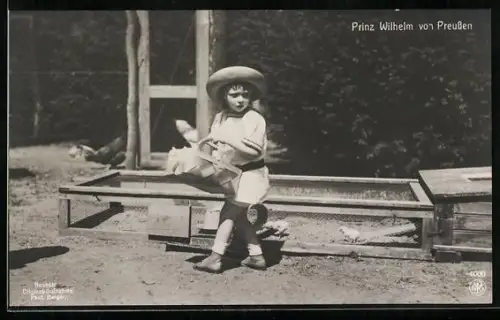 AK Prinz Wilhelm mit Sonnenhut und Körbchen an einem Tiergehege