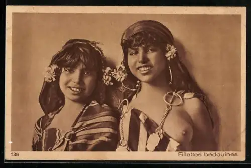 AK Barbusige arabische Frauen mit Blumenschmuck im Haar