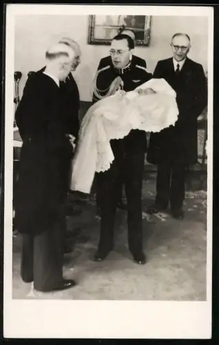 AK Soestdijk, Z.K.H. Prins Bernhard bij de geboorte-aangifte van Prinses Marijke met Minister-Presidente Beel 1947
