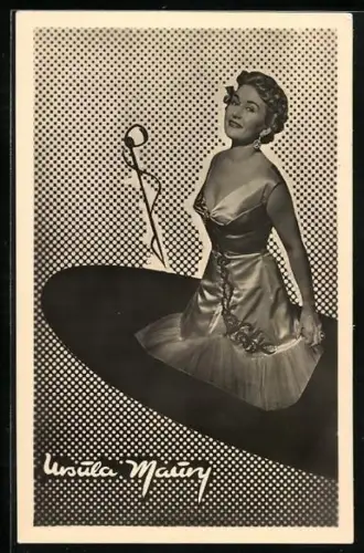 AK Musikerin Ursula Maury mit charmantem Lächeln