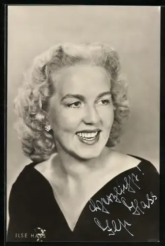 AK Musikerin Ilse Hass mit fröhlichem Lächeln