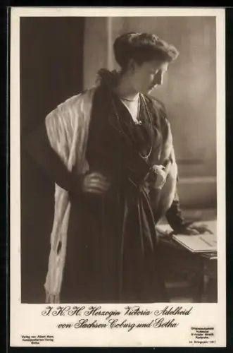 AK Herzogin Victoria Adelheid von Sachsen-Coburg-Gotha am Schreibtisch