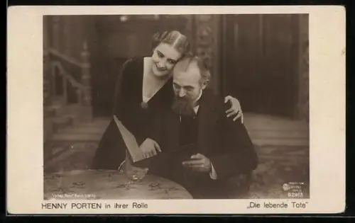 AK Filmszene aus Die lebende Tote Mann und Frau schauen sich ein Album an