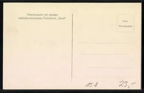 AK Oleschnowitz mit seinem selbstkonstruierten Fallschirm Greif