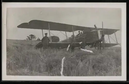 Foto-AK Flugzeug mit Soldaten
