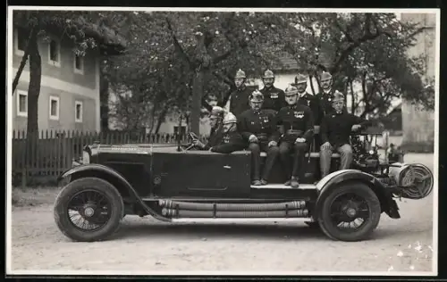 Foto-AK Hofkirchen, Feuerwehr-Männer auf einem Feuerwehr-Lastkraftwagen