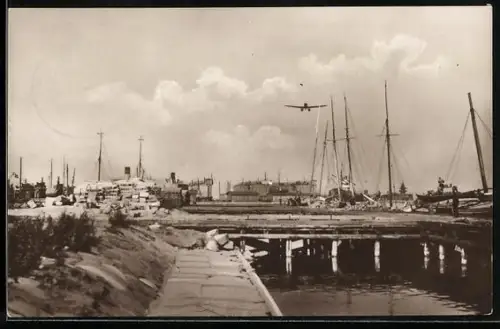 AK Reval, 6-sitziges Junkers Ganzmetal Verkehrsflugzeug der Nordosteuropa-Union über dem Hafen von Reval