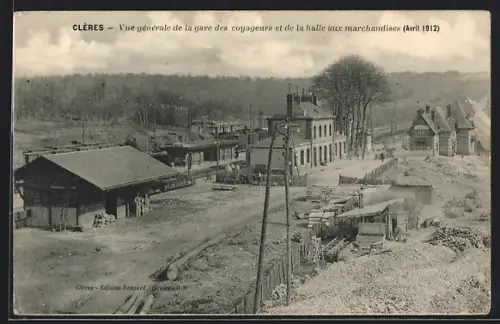 AK Clères, Vue générale de la gare des voyageurs et dela halle aux marchandises 1912, Bahnhof