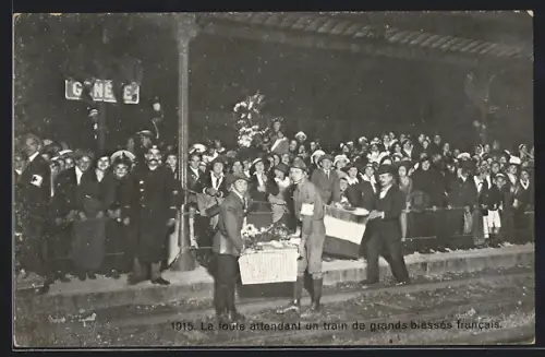 AK Geneve, Bahnhof, Menschen warten auf Zug mit schwerverwundeten Franzosen