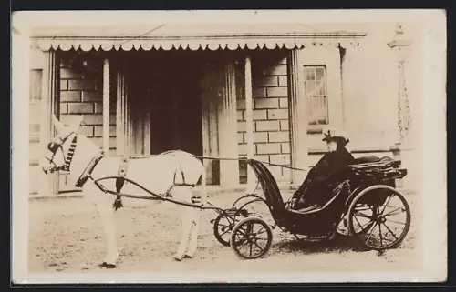 AK East Cowe, Queen Victoria in einem Einspänner am Osborne House