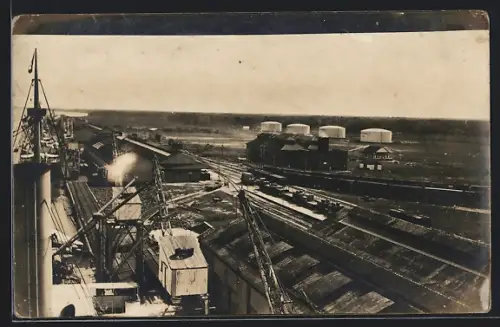 AK Puerto, Bergwerk mit Kränen und Bahngleisen aus der Vogelschau