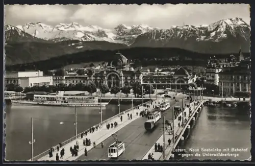 AK Luzern, Strassenbahn auf der neuen Seebrücke mit Bahnhof gegen die Unterwaldnerberge