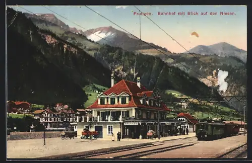 AK Frutigen, Bahnhof mit Eisenbahn und Blick auf den Niesen