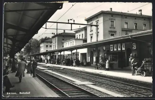AK Aarau, Bahnhof mit Passagieren auf dem Bahnsteig