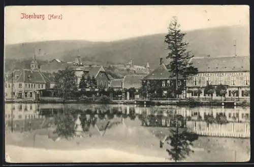 AK Ilsenburg /Harz, Gasthof zu den Rothen Forellen, Panorama vom Wasser