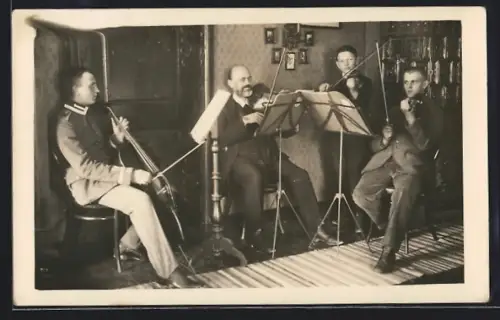 Foto-AK Berchtesgaden, Familie Baumann musizierend im Wohnzimmer