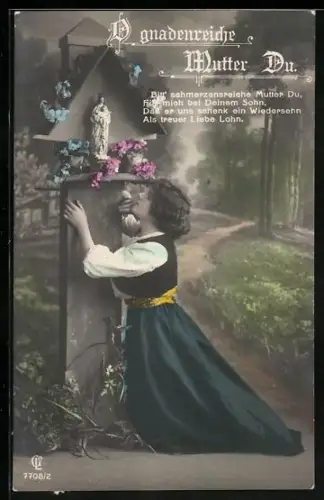 Foto-AK GL Co Nr. 7708/2: Dame kniet vor einem Bildstock mit Marienfigur