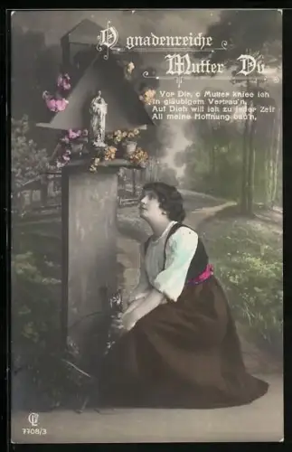 Foto-AK GL Co Nr. 7708/3: Kniende Dame vor einer Marienfigur