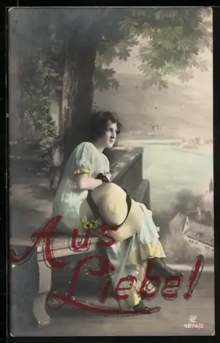 Foto-AK GL Co Nr. 4876/2: Dame sitzt mit einem Sonnenhut unter einem Baum