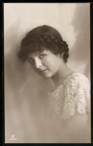 Foto-AK GL Co Nr. 4948/6: Mädchen mit geflochtenem Haar