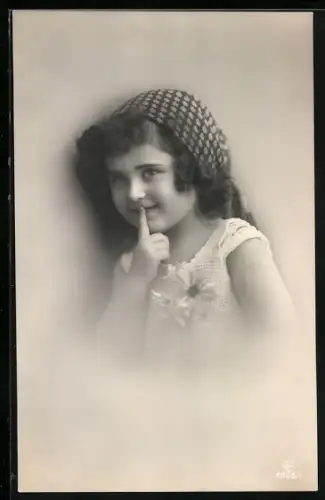 Foto-AK GL Co Nr. 6508/1: Mädchen mit geblümtem Kopftuch