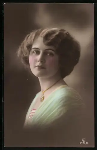 Foto-AK GL Co Nr. 4179/2: Frauenporträt mit Halskette