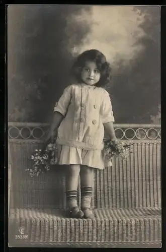 Foto-AK GL Co Nr. 3533/6: Kleines Mädchen auf einer Bank