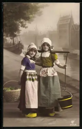 Foto-AK GL Co Nr. 3460/6: Holländische Mädchen an einem Kanal