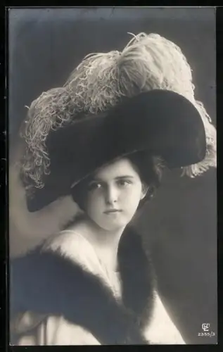 Foto-AK GL Co Nr. 2355/3: Dame mit Feder am Hut